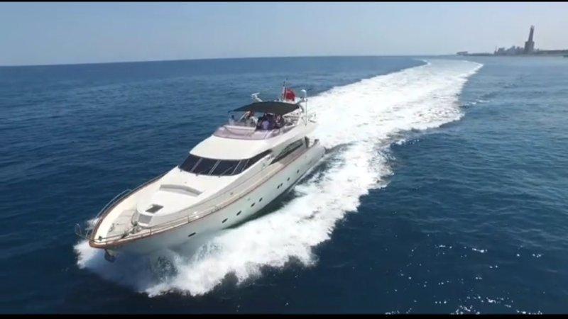 Power boat FOR CHARTER, year 1997 brand Mochi Craft and model 86, available in port olimpic Barcelona Barcelona España